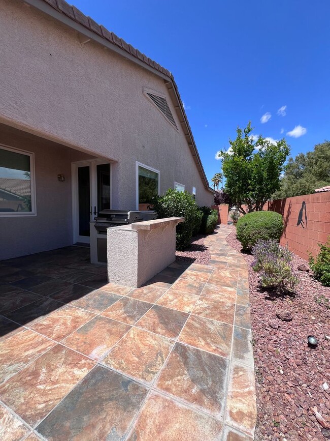 Building Photo - Stunning 4-Bed 3 Car Garage Gated Single S...