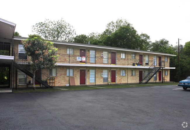 Building Photo - 501-601 Deen Ave
