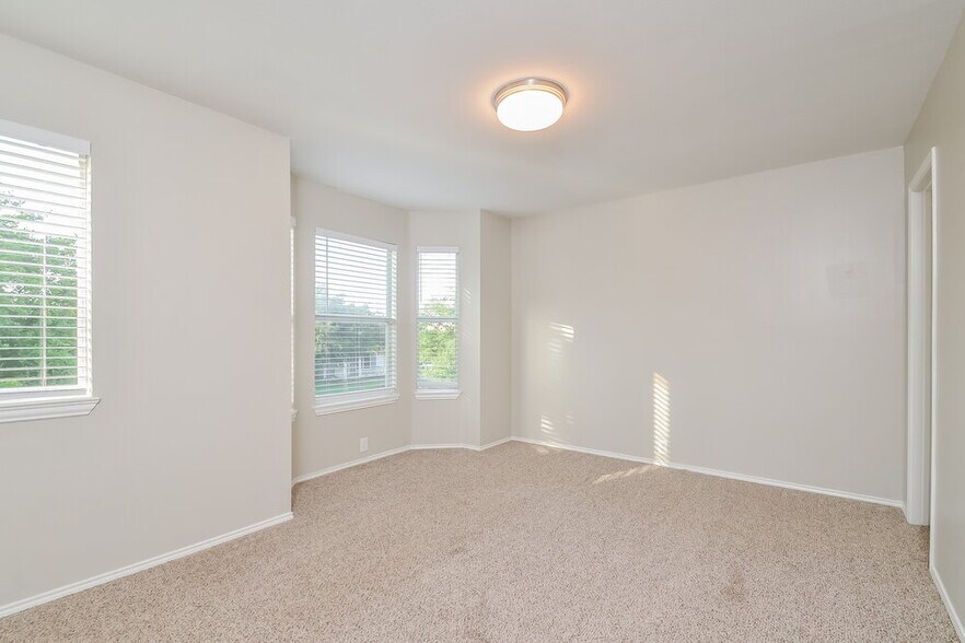 Building Photo - 908 Chickesaw Ln