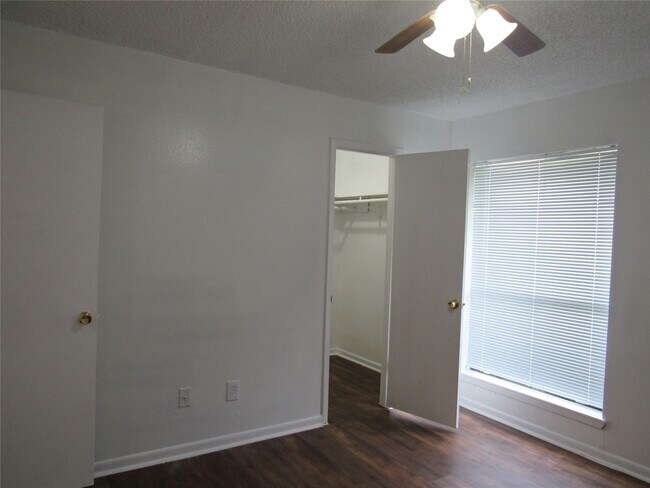 Building Photo - 17331 Red Oak Dr