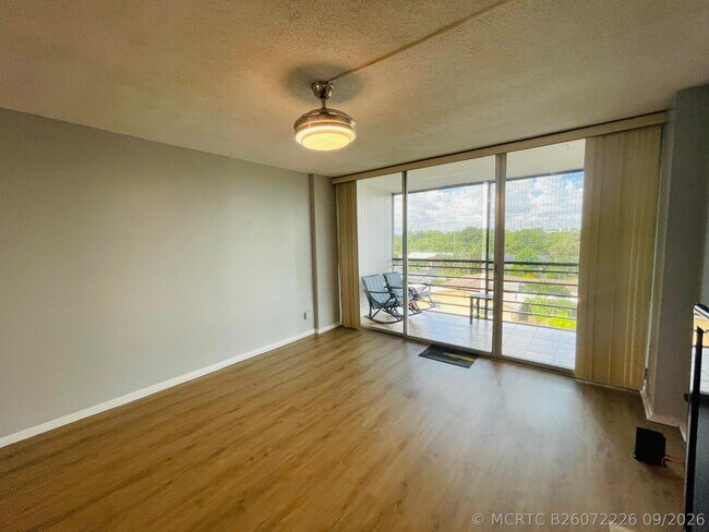 Building Photo - 109 Royal Pk Dr