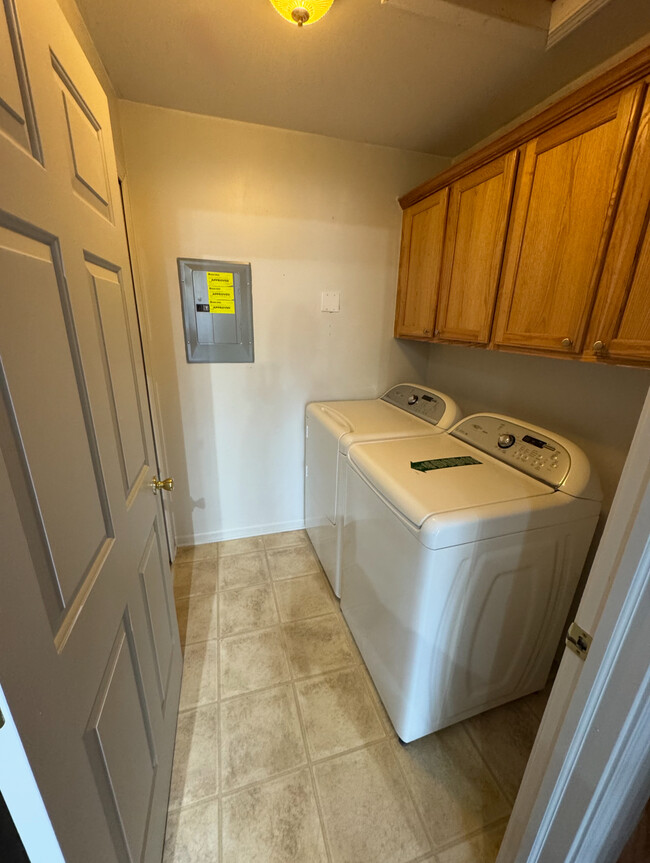 Building Photo - 5427 Twin Oaks Dr