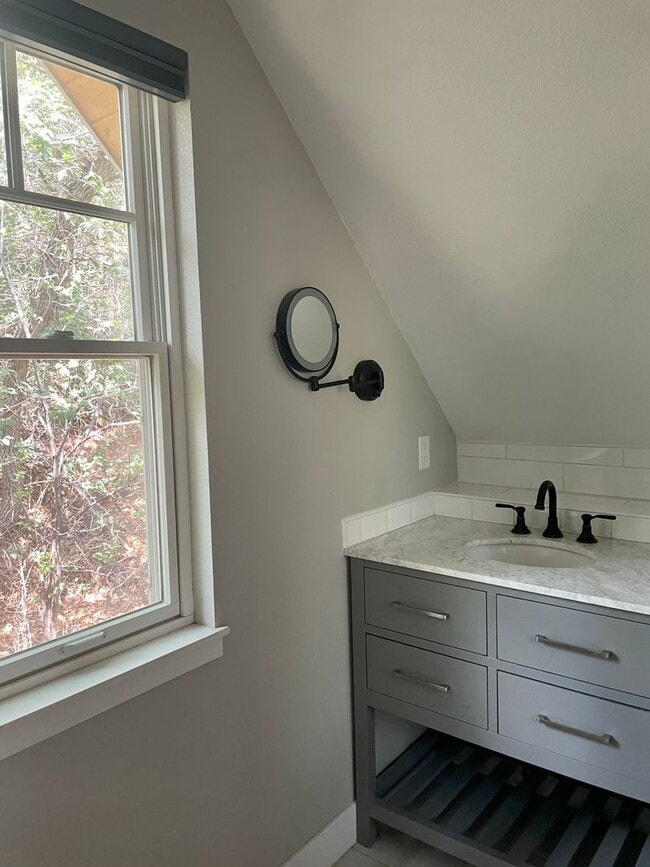 Building Photo - Adorable Garage Studio in beautiful Manitou Springs.