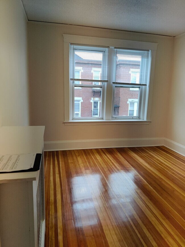 Building Photo - 8 Barrows St