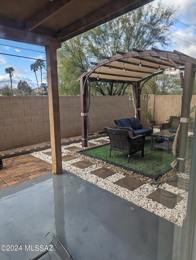 Building Photo - 7561 Kinnison Wash Lp