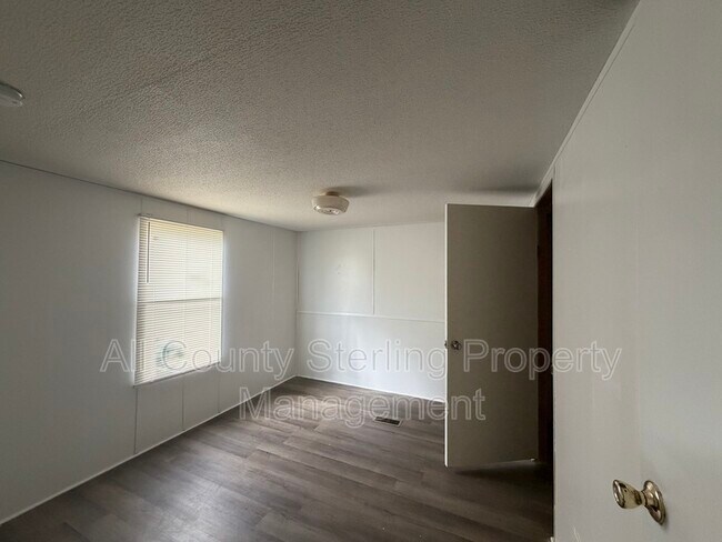 Building Photo - 193 NW Gerson Ln