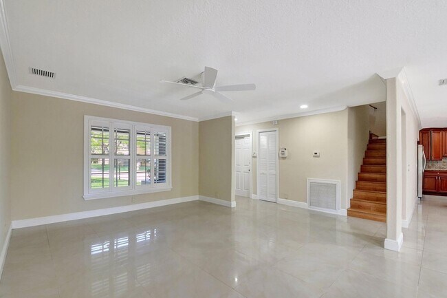 Building Photo - 4610 Pine Tree Dr