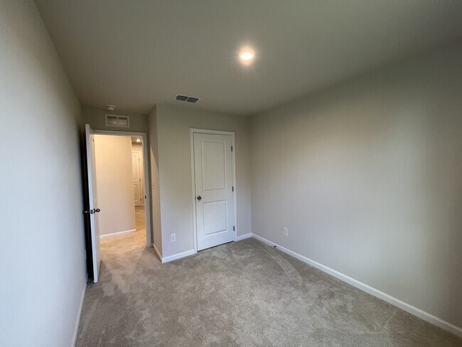 Building Photo - 1532 39th Ave Lp NE