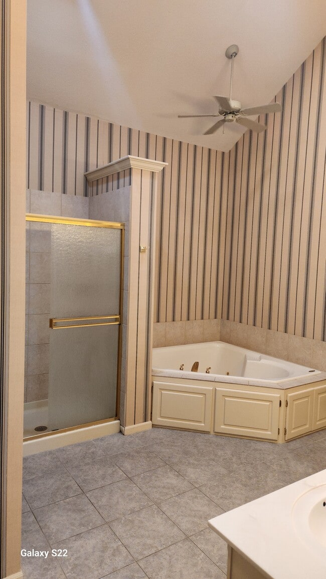 Building Photo - 6003 N Norton Ave