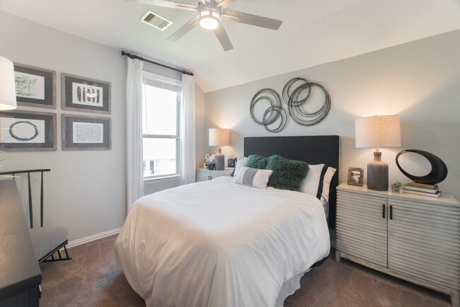 Building Photo - 438 Lake Day Dr