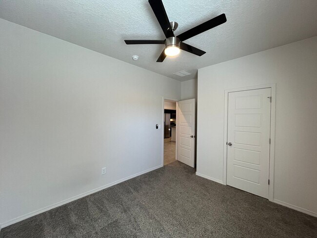 Building Photo - Modern 3 Bedroom 2 Bathroom Home In Los Lu...