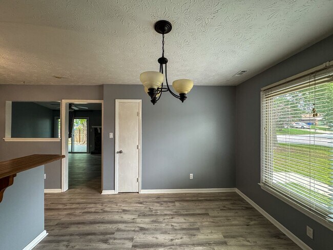 Building Photo - Charming 3 Bed 2 Bath Home with Fenced Yard