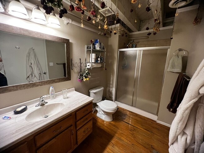 Building Photo - Charming 2 bedroom and 1 bath condo