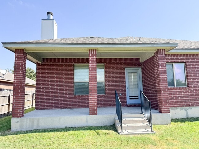 Building Photo - Available NOW!!!! Beautiful 1 story, 3 bedroom, 2.5 bath, 2 car garage home with a privacy fenced...