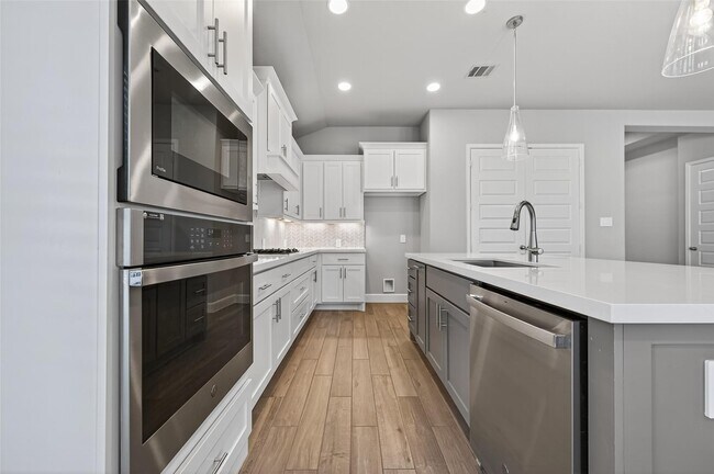 Building Photo - 15330 Legacy Pk Wy