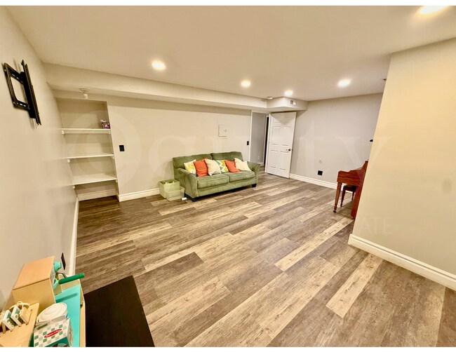 Building Photo - 787 W Vahe St