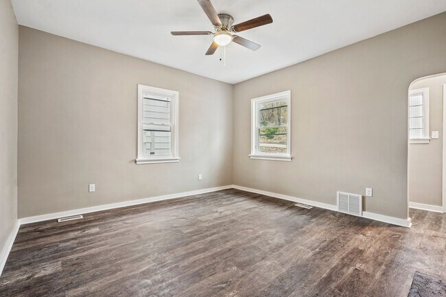 Building Photo - Recently Renovated 4 Bedroom Home in Swissvale - Available in March