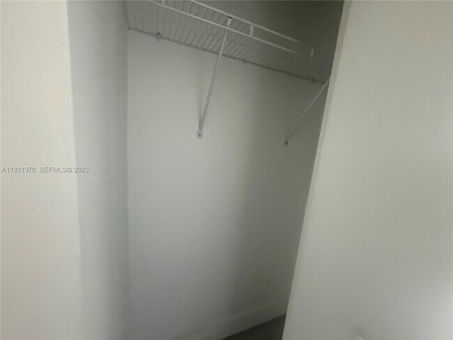 Building Photo - 853 E 24th St