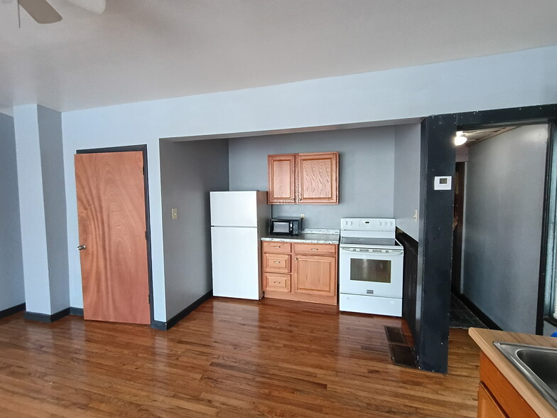 Building Photo - 1048 Villa St