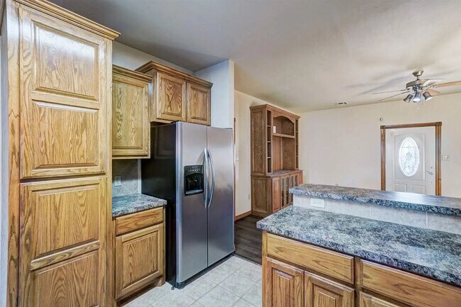 Building Photo - 608 Shady Oak