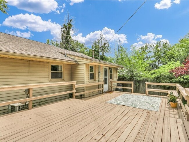 Building Photo - 615 Breen Dr