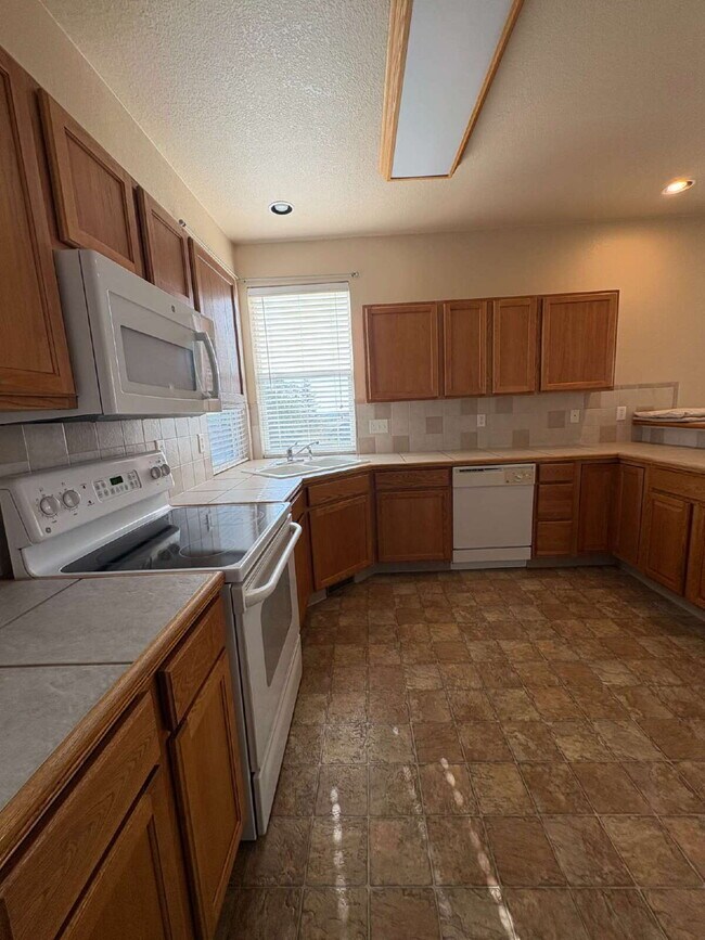 Building Photo - 3 bedroom - Lazy River
