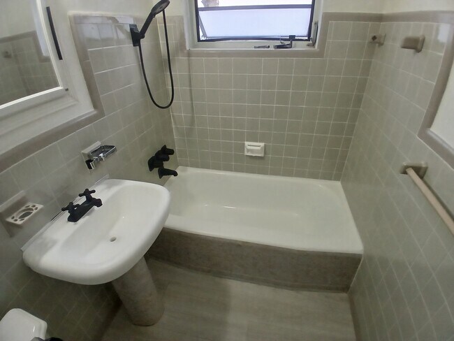 Building Photo - 260 SW 48th Ct