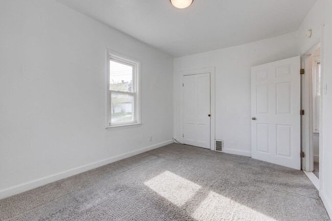 Building Photo - AVAILABLE JULY 2026 - Spacious 2 Bedroom Home w/ Fenced Yard & AC!