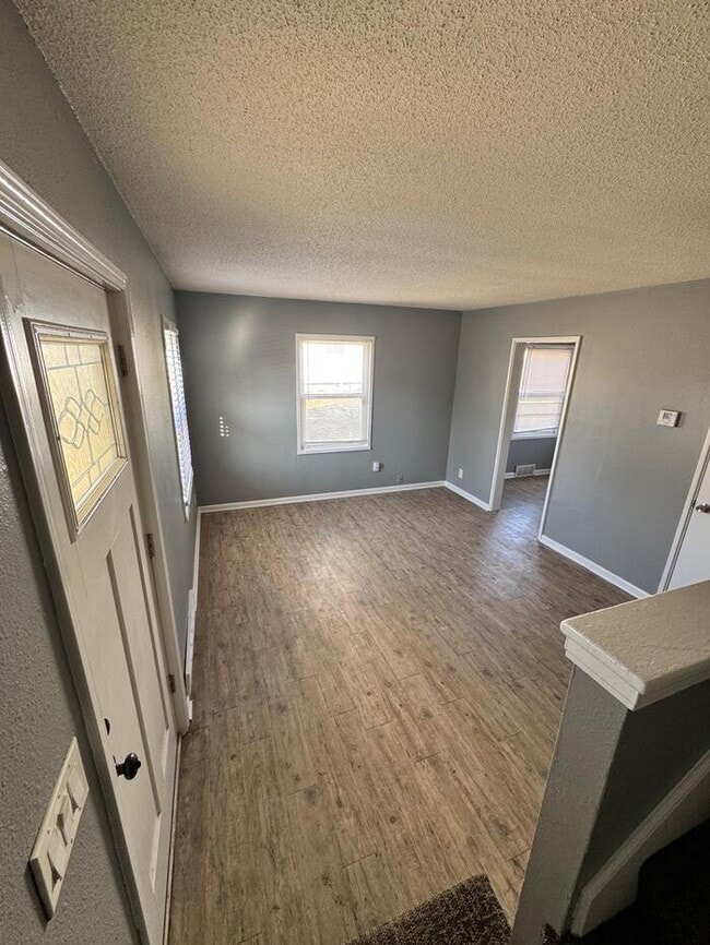 Building Photo - Section 8 Welcome 2 bed 1 bath duplex