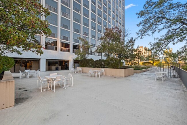 Building Photo - 4343 N Clarendon Ave