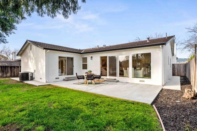 Building Photo - Stunning 4-Bedroom Home with Designer Fini...