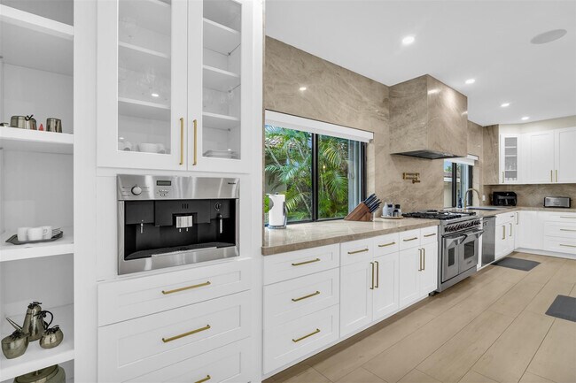 Building Photo - 319 S Riverside Dr