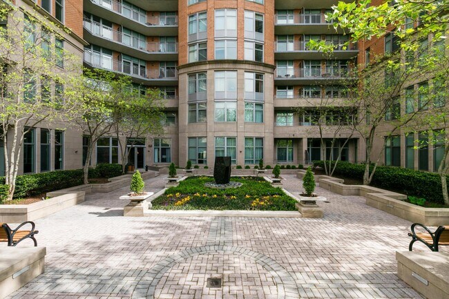 Building Photo - 8220 Crestwood Heights Dr