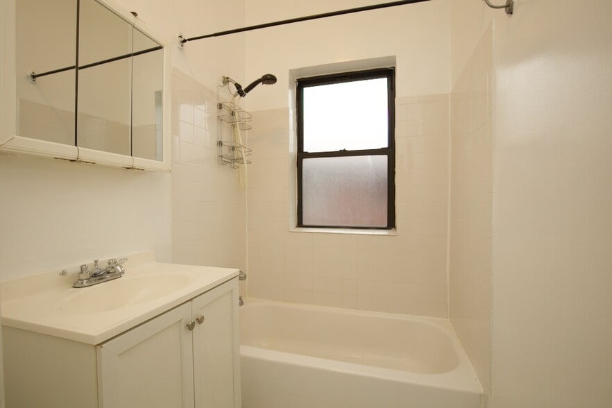 Building Photo - 1305 Oak Ave