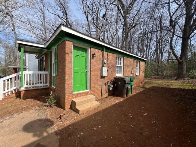 Building Photo - 3 Bedroom close to Uptown