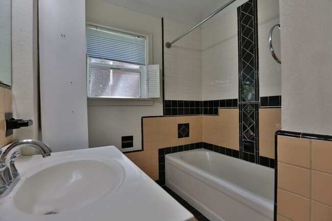 Building Photo - 3124 Jarrard St