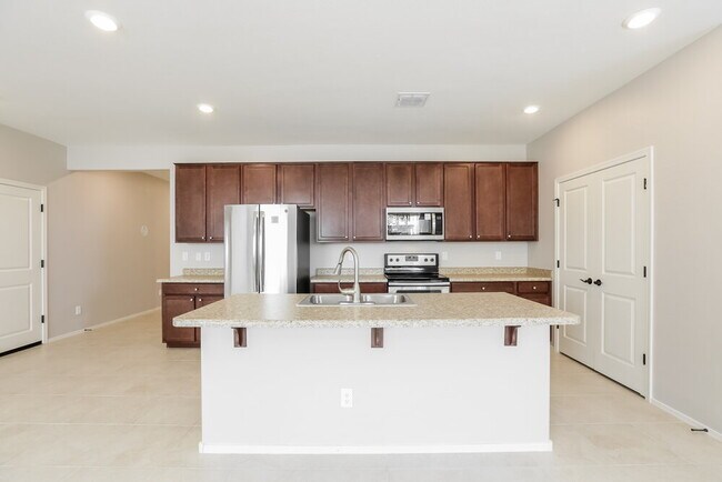 Building Photo - 16636 W Jenan Dr