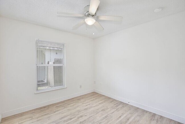 Building Photo - Beautiful 3/2 Home Recently Remodeled with...