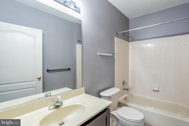 Building Photo - 43619 Dunhill Cup Square