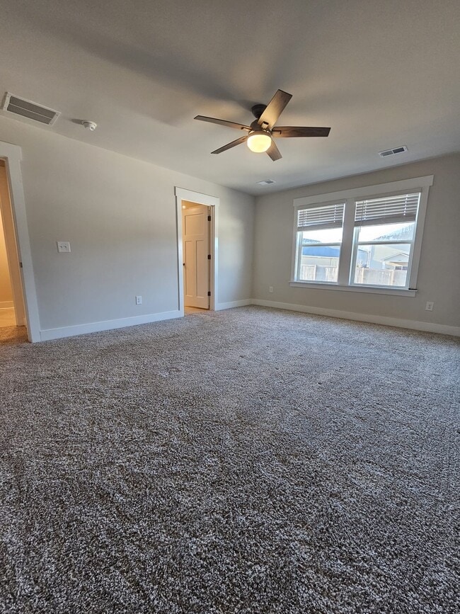 Building Photo - 558 Laxton Rd