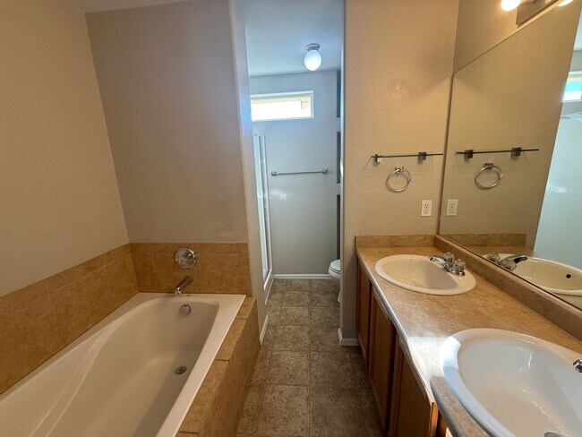 Building Photo - Nice Three Bedroom Townhome 80916