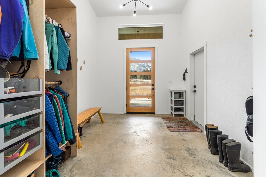 Entry - 5052 Hoblitt Ln N