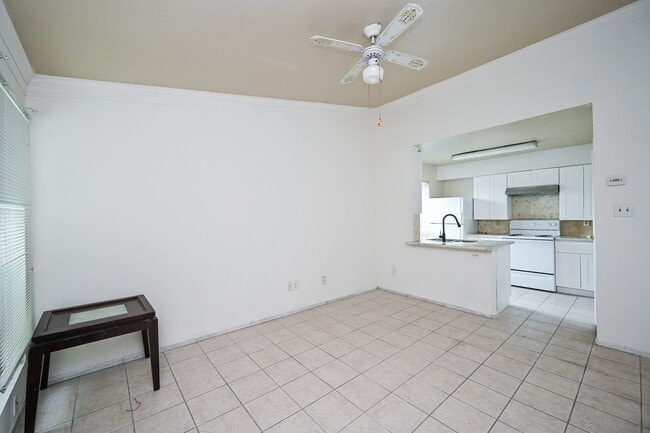 Building Photo - 3900 Woodchase Dr