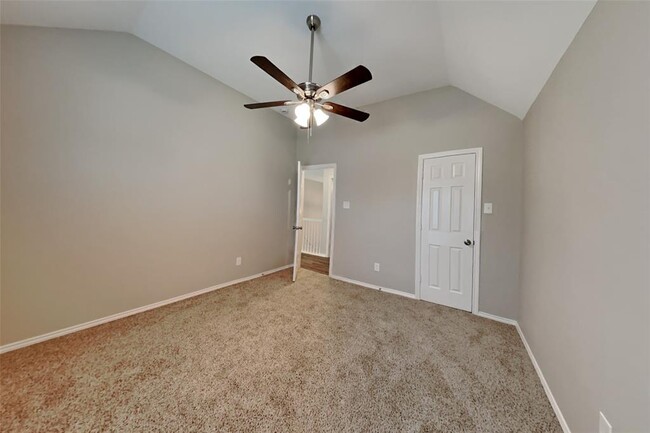 Building Photo - 2727 Lakecrest Way Dr