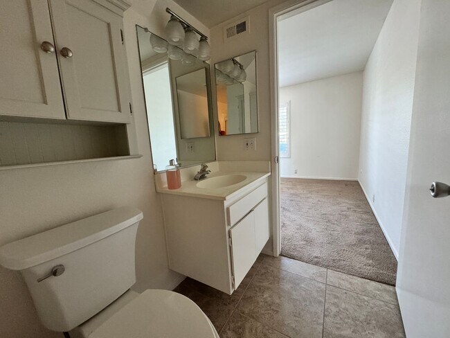 Building Photo - Beautiful bright townhome in Tierrasanta