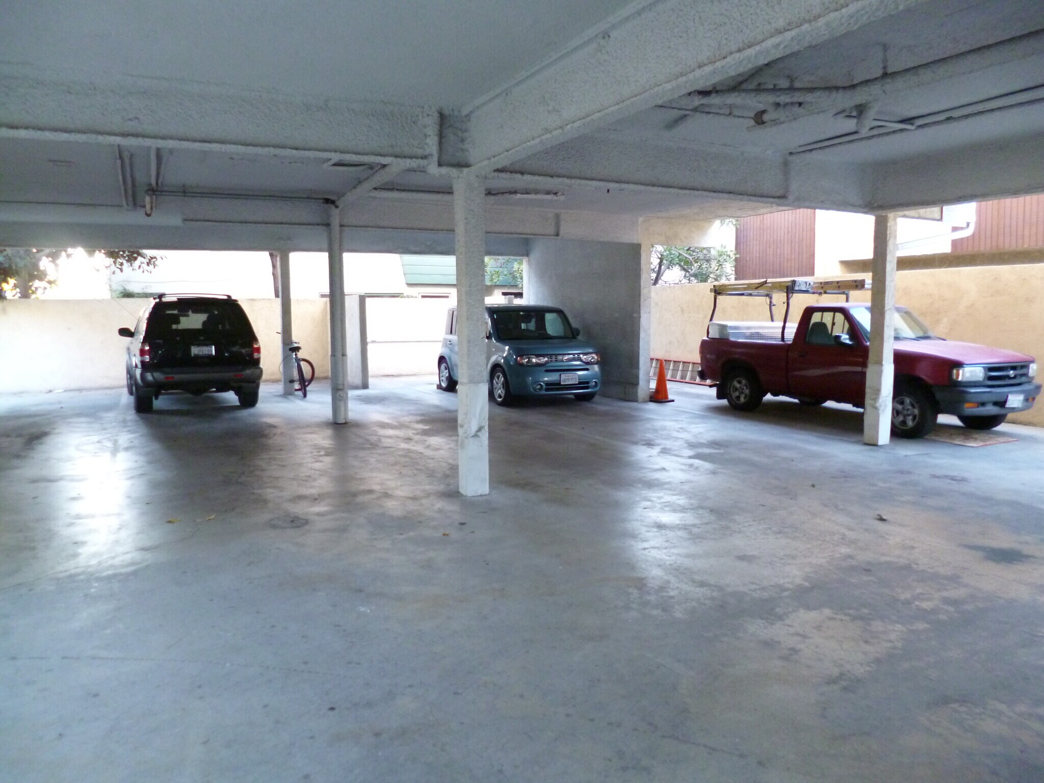 Parking - 3813 Huron Ave