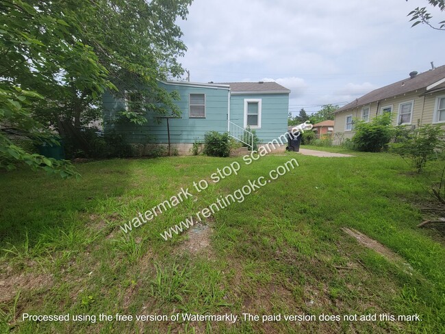 Building Photo - 2 bed home with large yard!