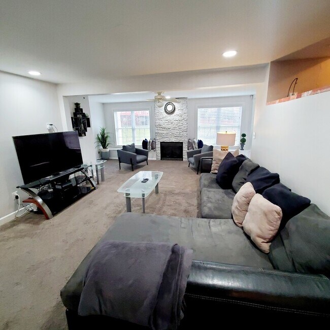 Building Photo - 210 Highmeadow Rd