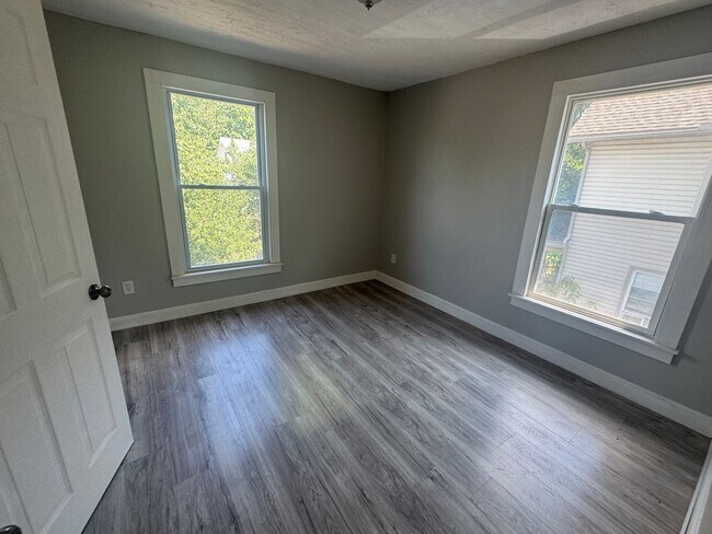 Building Photo - Single Family Home 4 Bedroom and 1 Bath