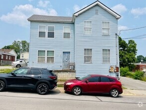Building Photo - 2 Bedroom Duplex within walking distance o...